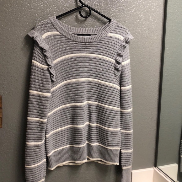 Banana Republic Ruffle Shoulder Sweater - Picture 4 of 4